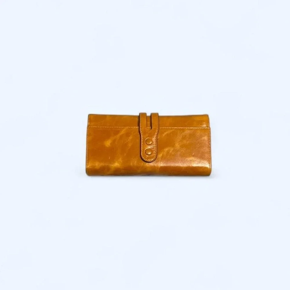 Tan‎ leather wallet with a classic look